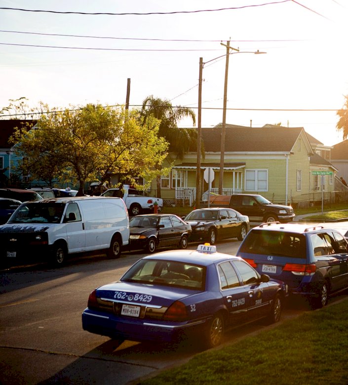 Autók egy városi utcán naplementekor kirakós online