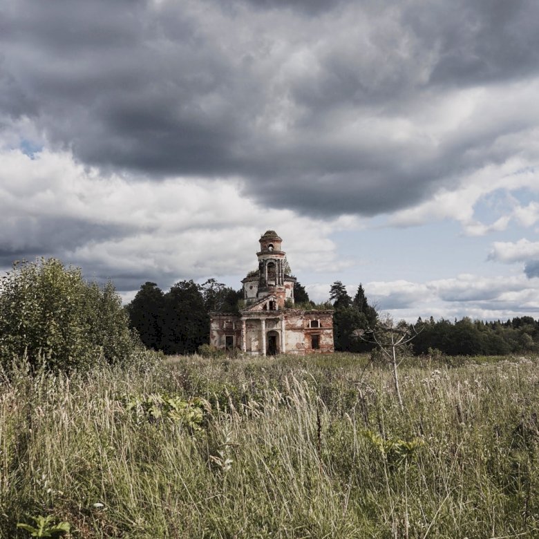 Стара занедбана церква в Клині пазл онлайн