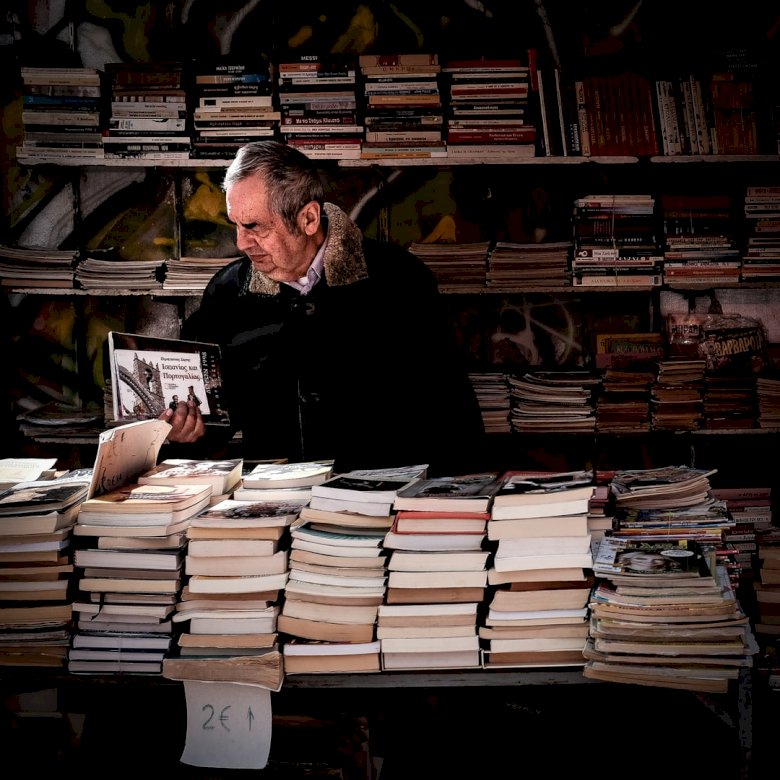Пожилой мужчина в книжном магазине пазл онлайн