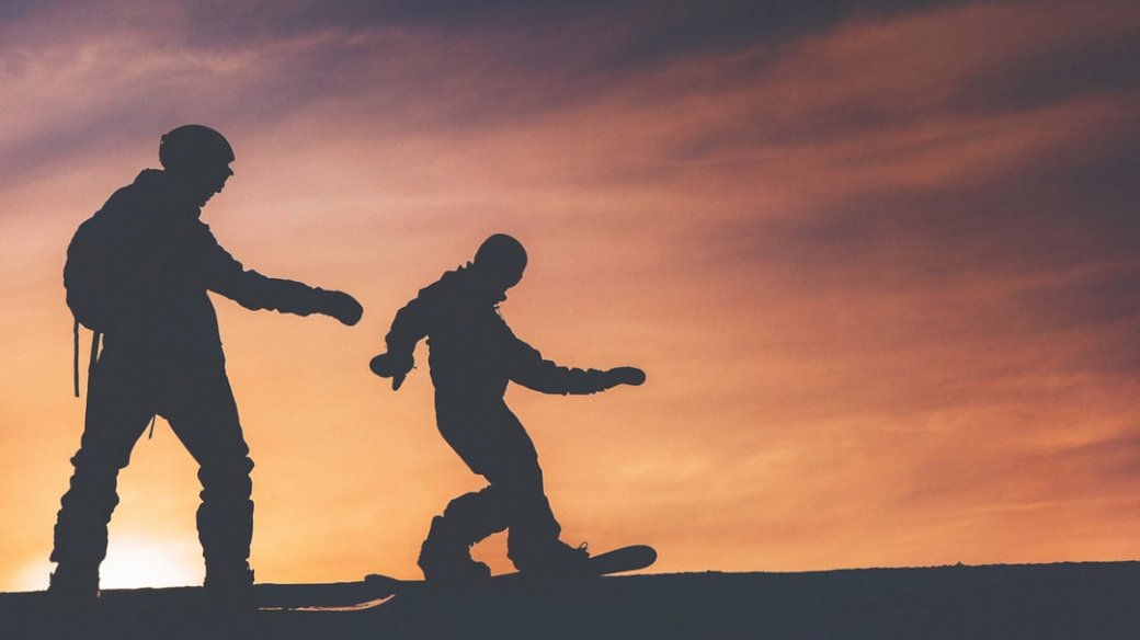 Snowboarders pendant le coucher du soleil puzzle en ligne