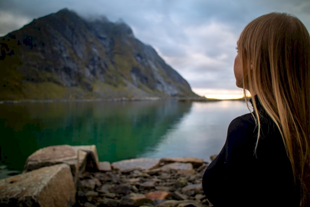 Frau, die Fjord betrachtet. Online-Puzzle