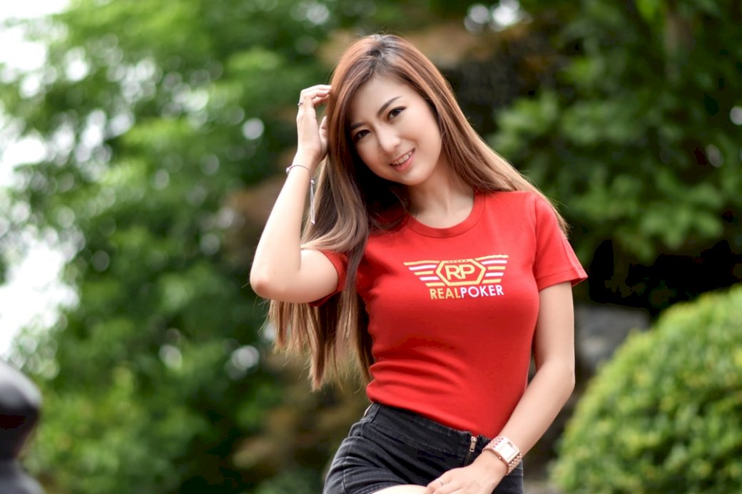 Chica bonita asiática vistiendo un rompecabezas en línea