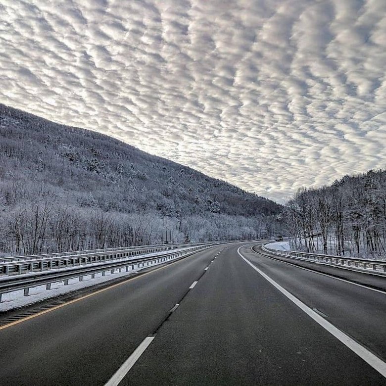 Carretera con nubes rompecabezas en línea