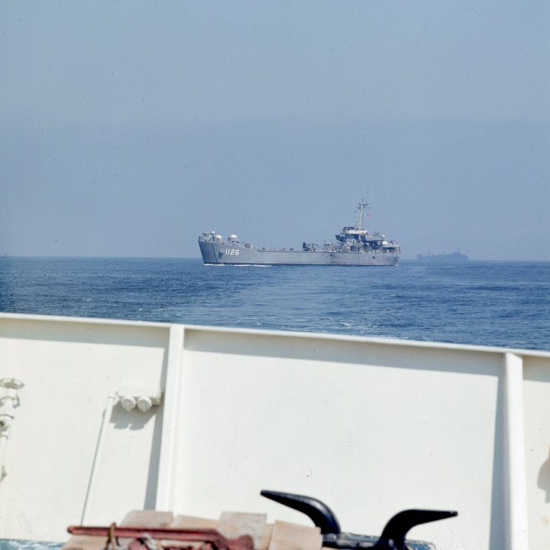 Військово-морське судно проходить близько онлайн пазл