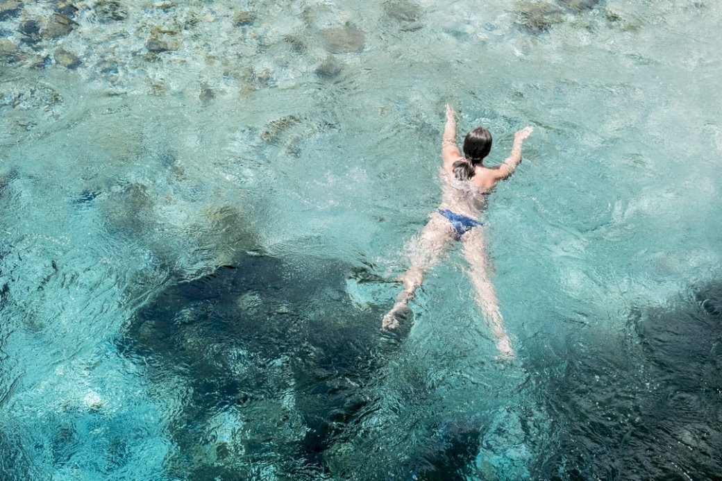 Kvinna som simmar i floden Pussel online