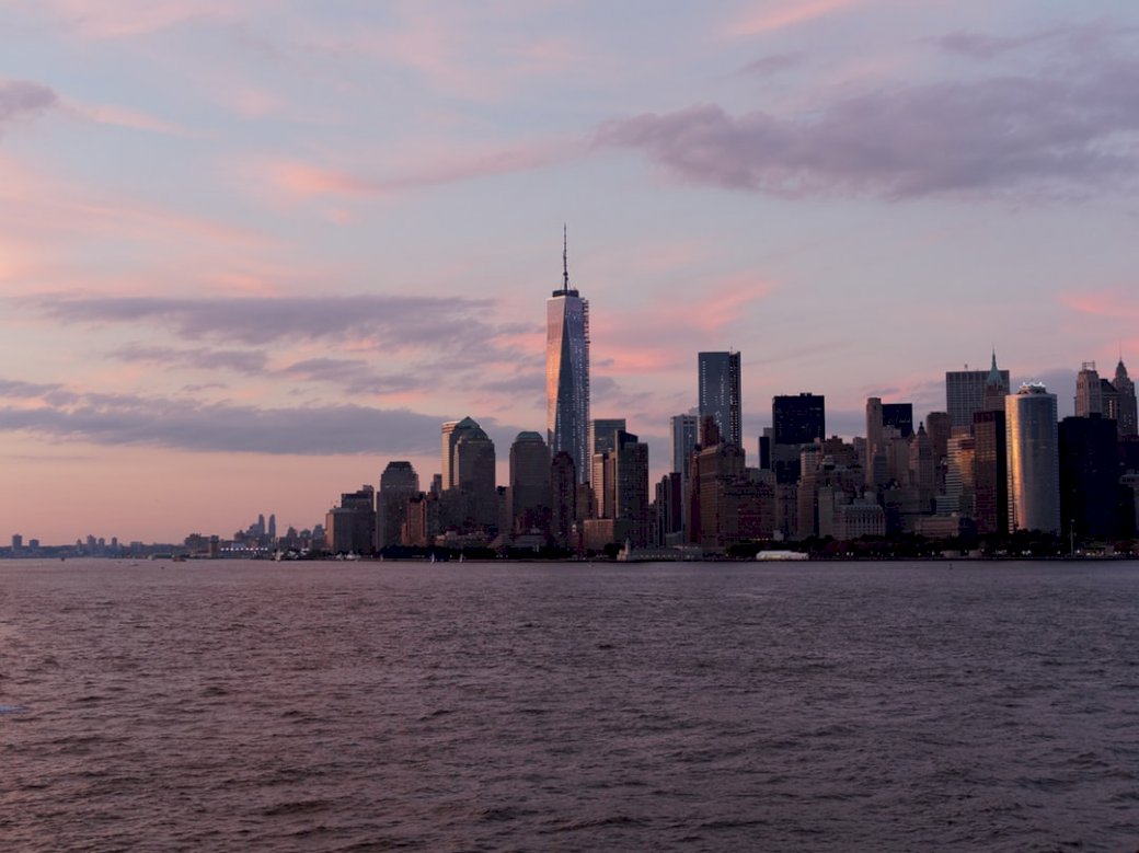 Freedom Tower bij zonsopgang legpuzzel online