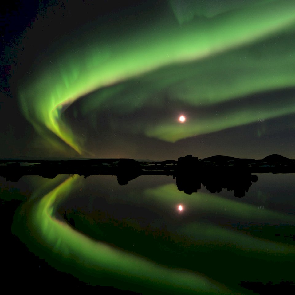 Aurora borealis am See Online-Puzzle