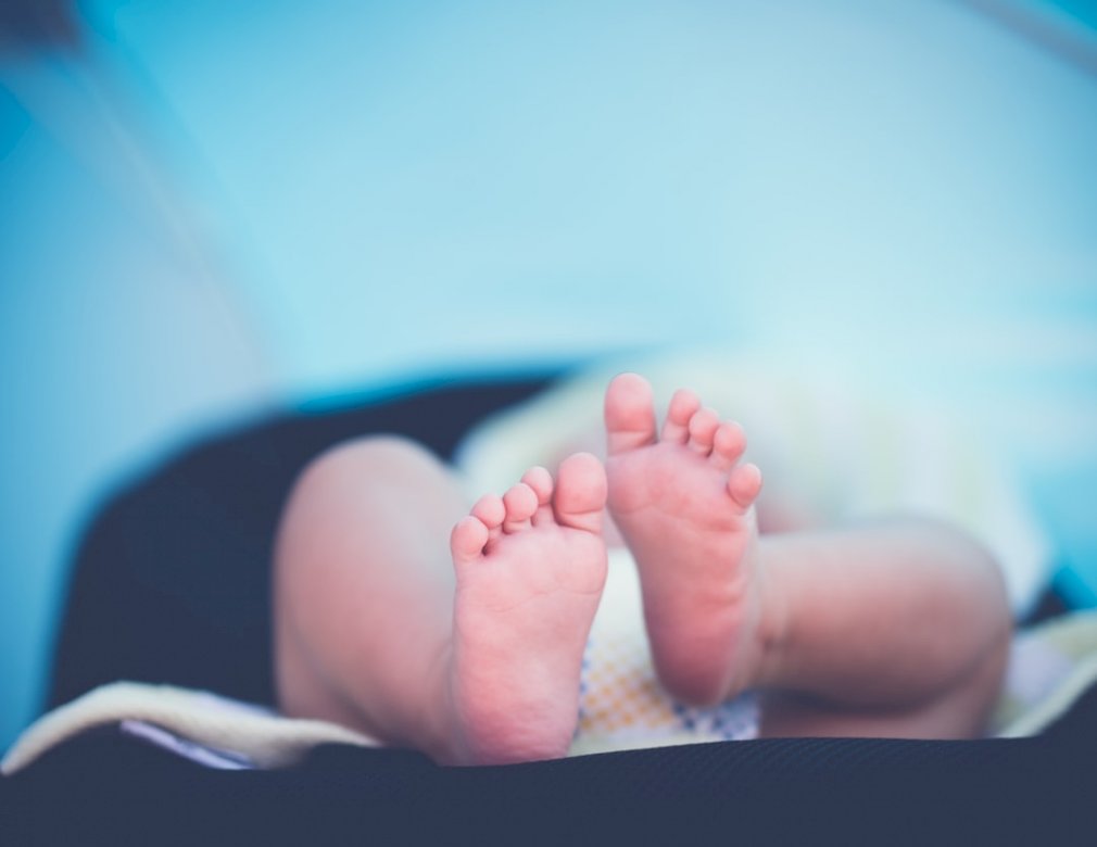 Ноги новонародженої дитини онлайн пазл
