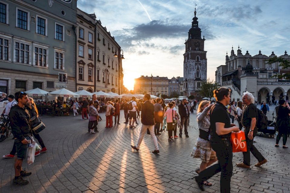 Turisti sulla piazza del mercato principale puzzle online