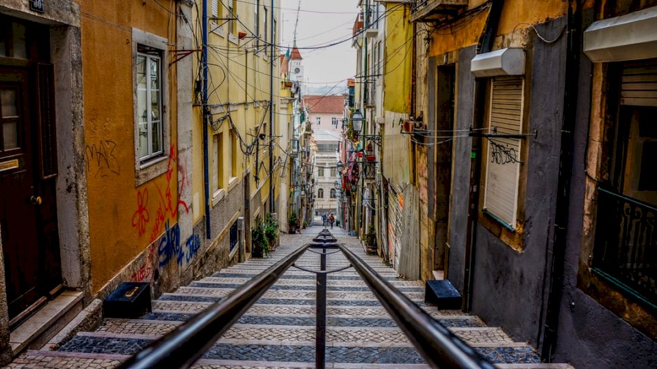 Scala del vicolo di Lisbona puzzle online