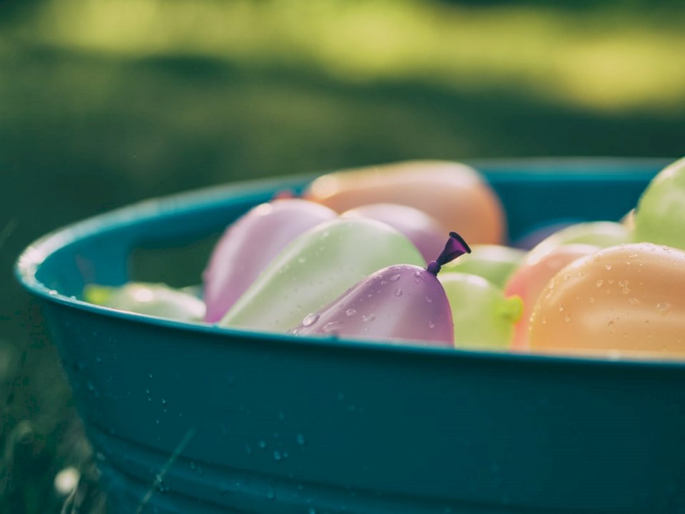 Μπαλόνια νερού σε έναν κάδο παζλ online