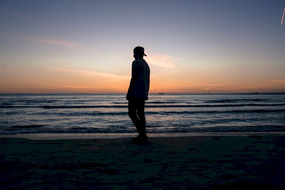 Ο άνθρωπος στέκεται παραλία σιλουέτα online παζλ