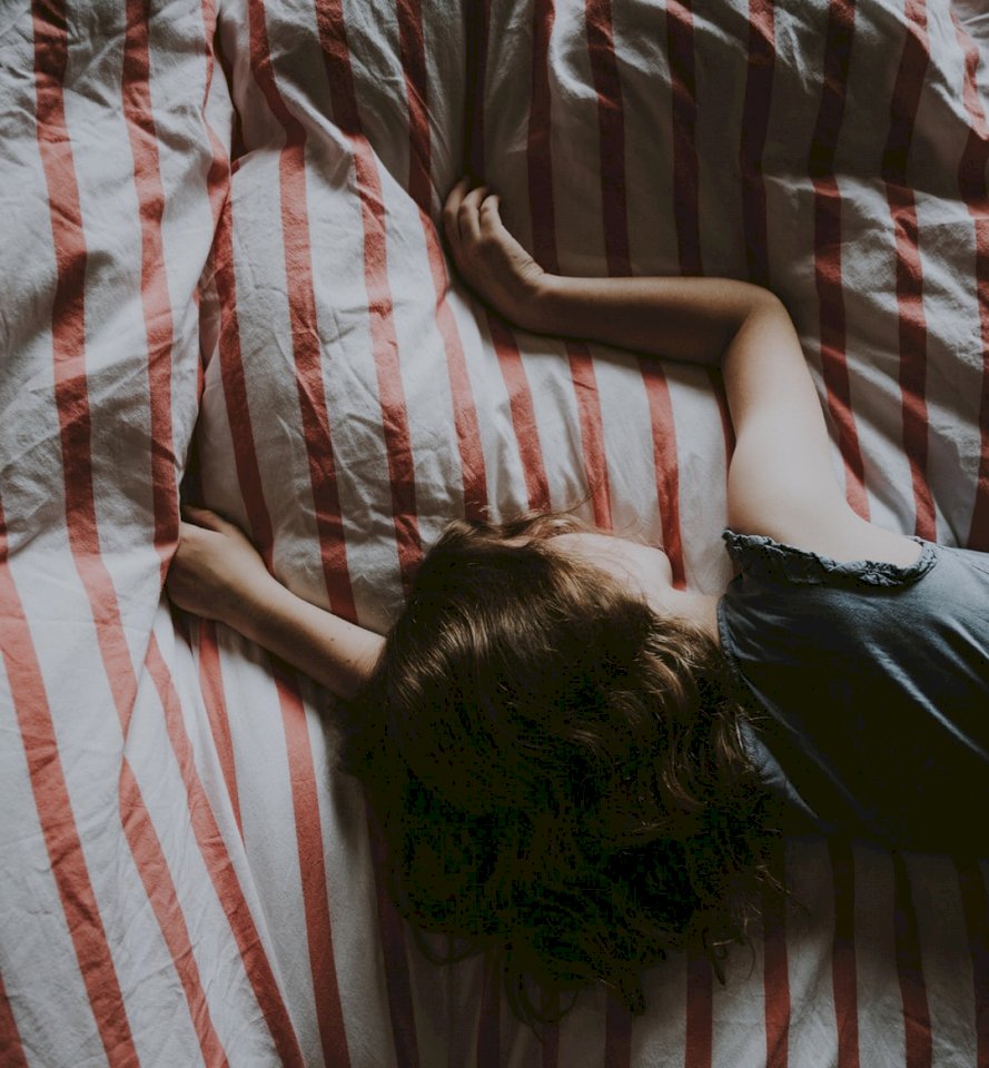 Het meisje slaapt op het bed online puzzel