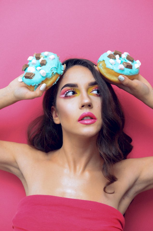 дівчина з пончиками пазл онлайн