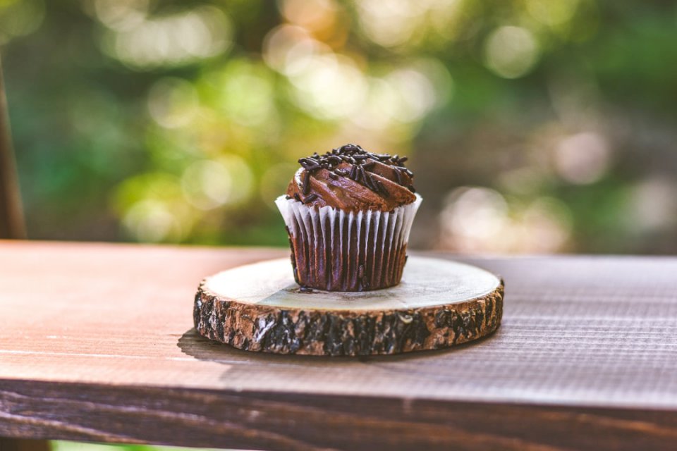 Ein Cupcake auf einem Holzbrett. Puzzlespiel online