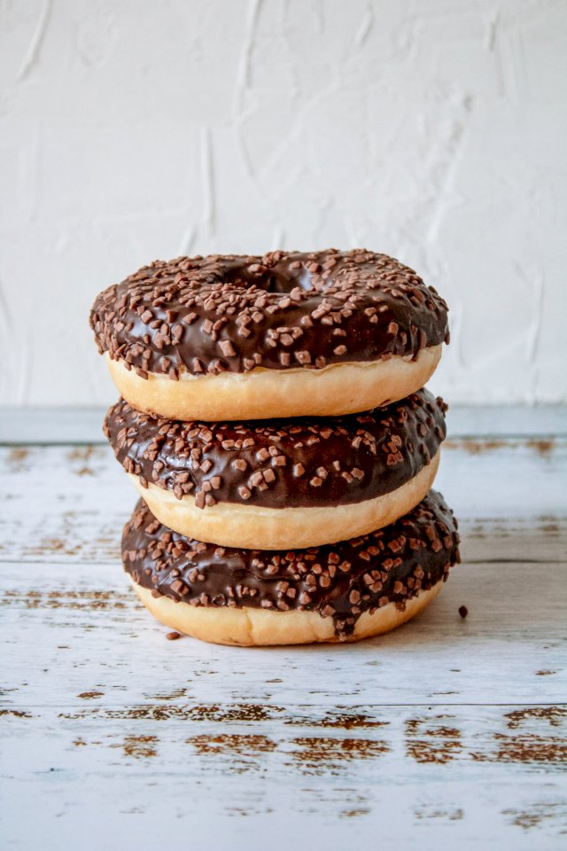 Вкусные шоколадные пончики на пазл онлайн