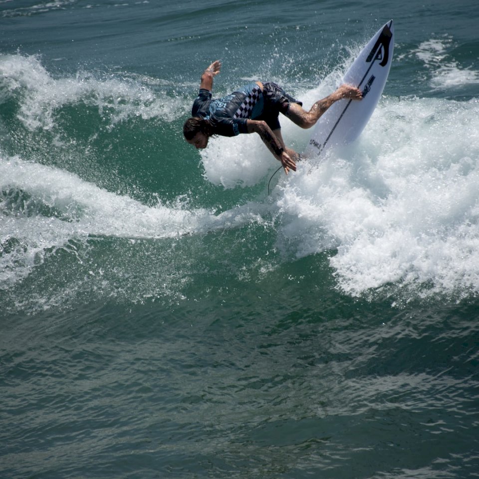 Este surfista solo se dirige a rompecabezas en línea