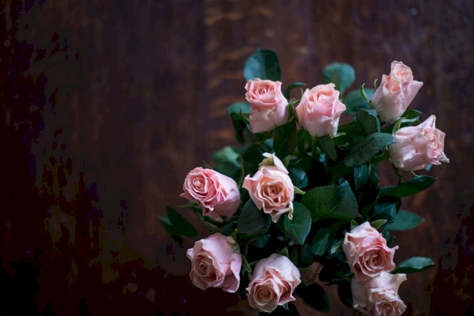 A rose bouquet standing on the jigsaw puzzle online