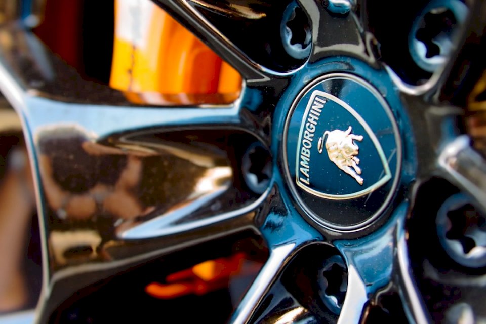 Колесо Lamborghini на закате. онлайн-пазл
