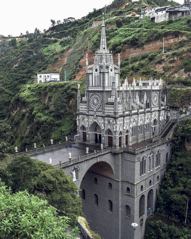The Las Lajas Basilica in Colombia jigsaw puzzle online