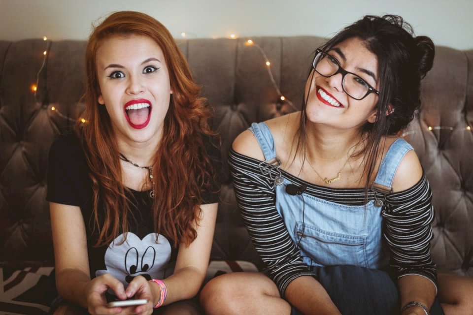 Zwei glückliche Mädchen Puzzlespiel online