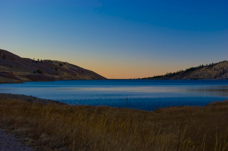 Západ slunce záběr na jezeře na online puzzle
