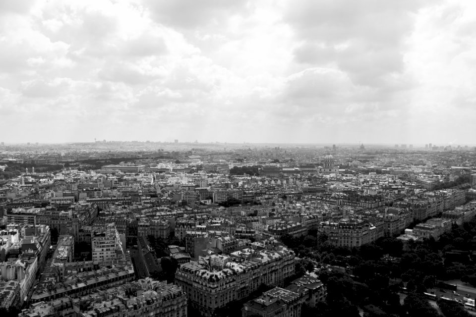 Nuvoloso paesaggio urbano di Parigi puzzle online