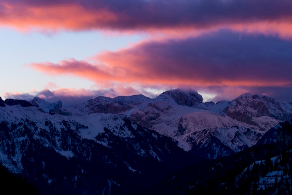 Φλογερό ηλιοβασίλεμα στα βουνά παζλ online
