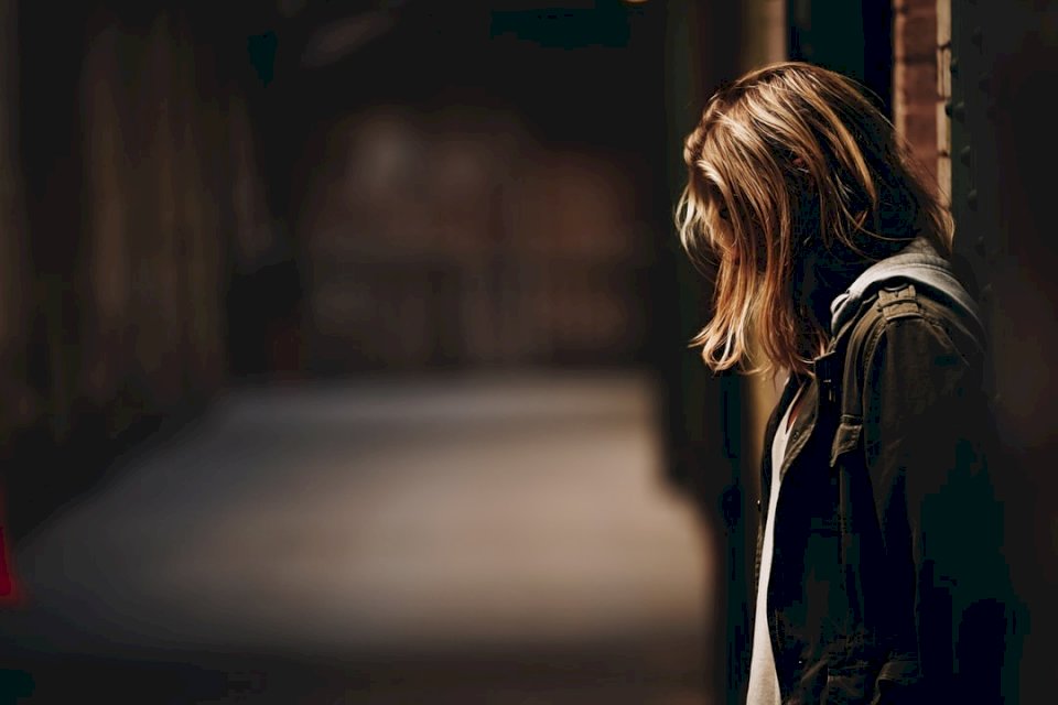 Dívka stojí na matně osvětleném místě online puzzle