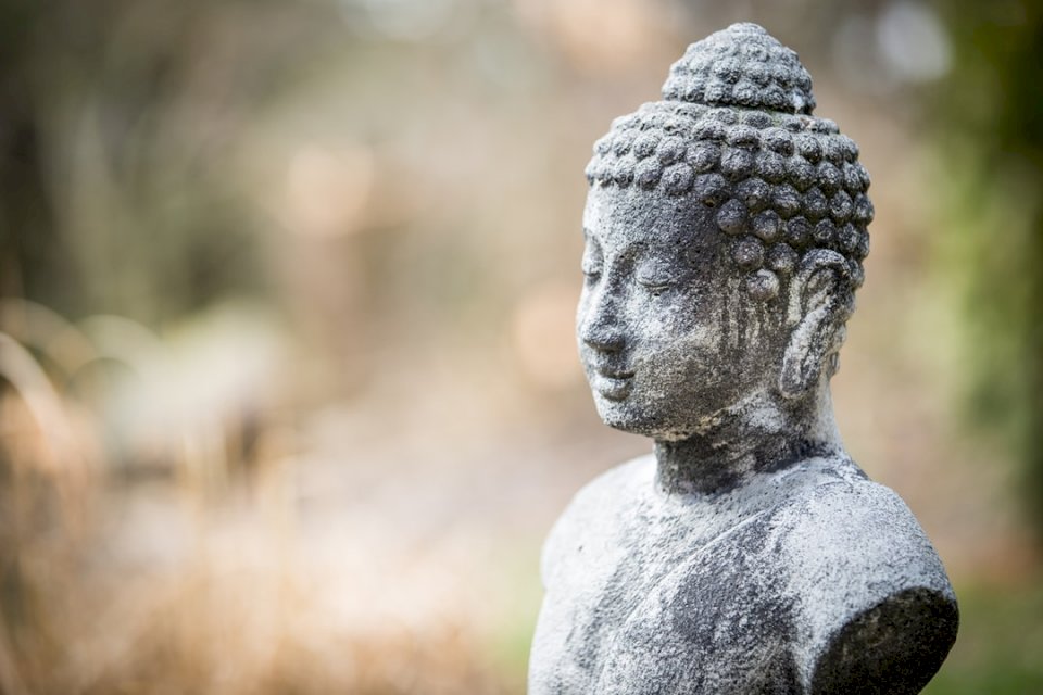 Statuie Buddha în aer liber jigsaw puzzle online