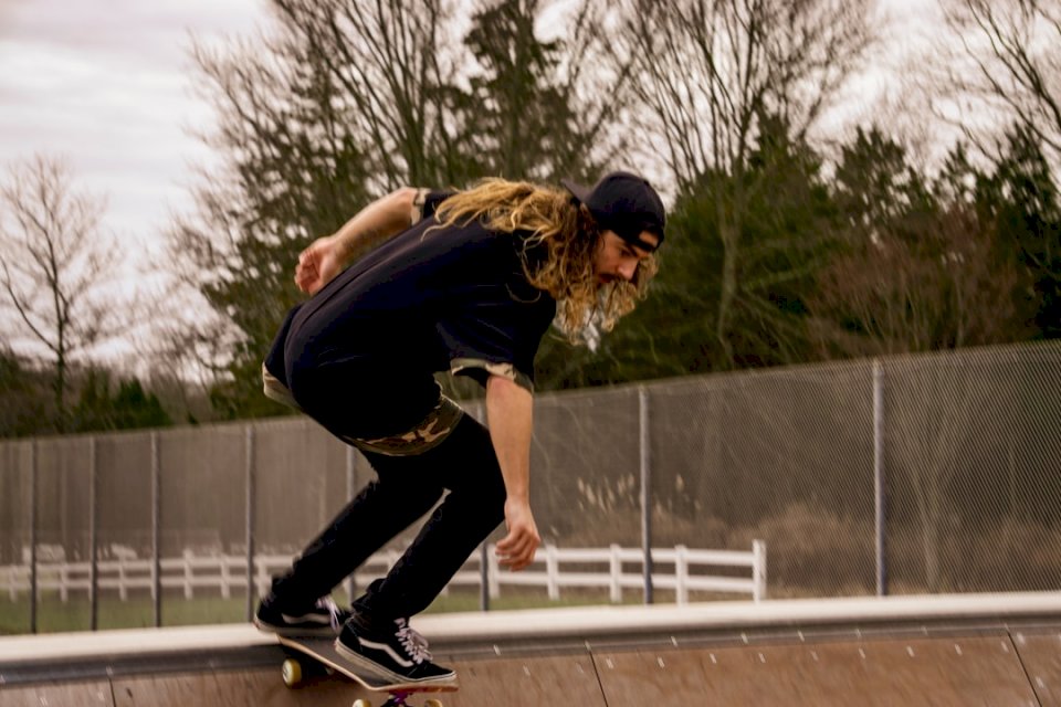 Skateboarder intrând în aer jigsaw puzzle online