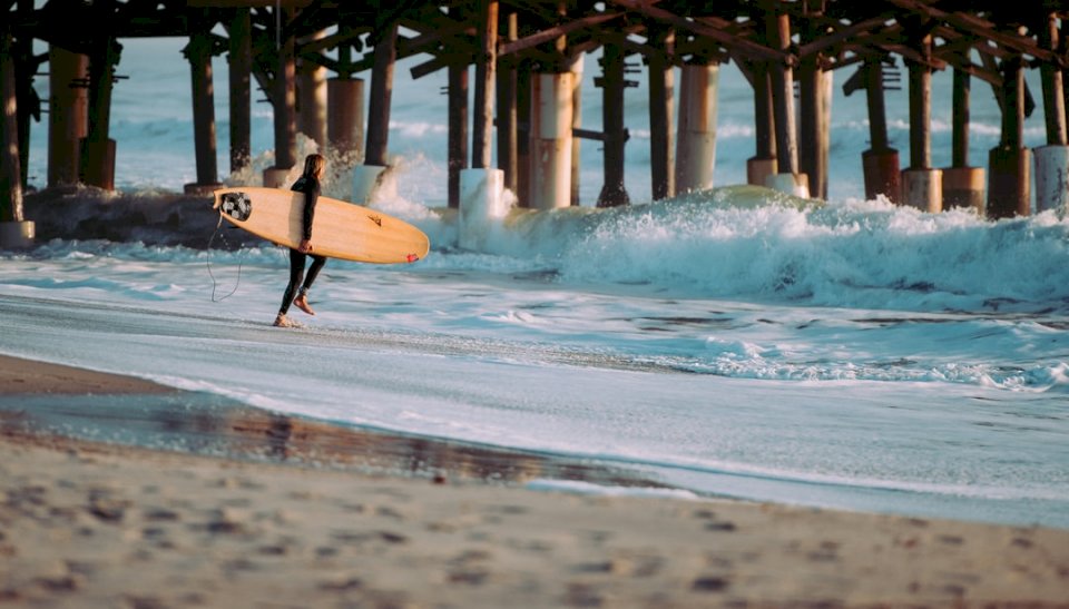 Surfer corriendo por las olas rompecabezas en línea