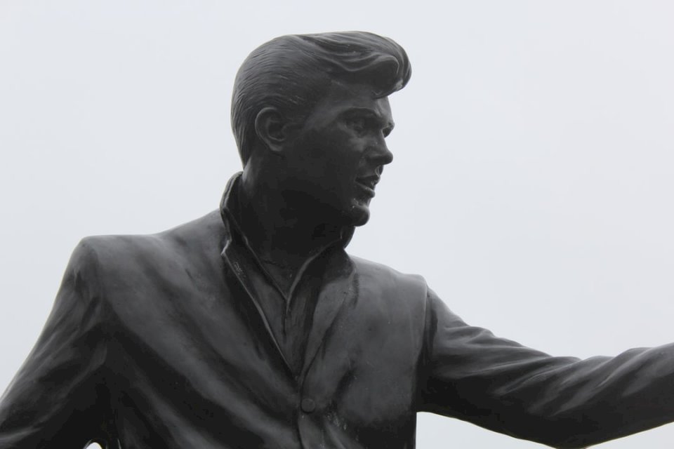 Статуя Біллі Ф'юрі пазл онлайн