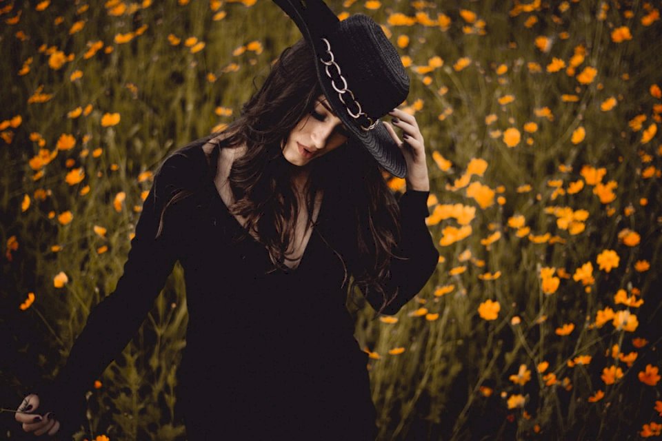 Kvinna i svart i en blomma pussel på nätet