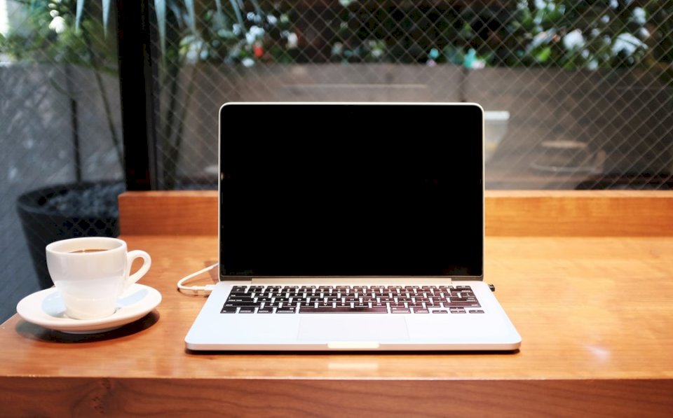 Белая чашка и MacBook онлайн-пазл