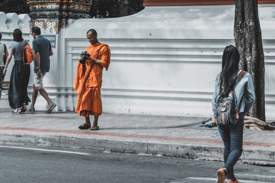 Буддийский монах наслаждается пазл онлайн