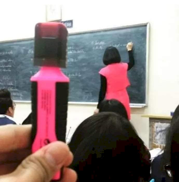 учитель стоит у маркера онлайн-пазл
