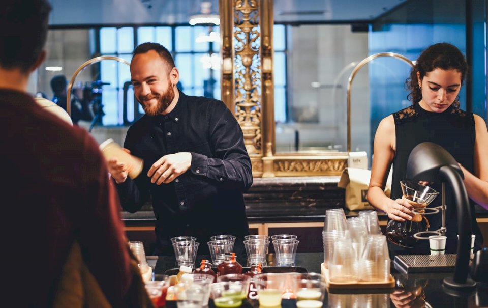 Bartenders serving cocktail jigsaw puzzle online