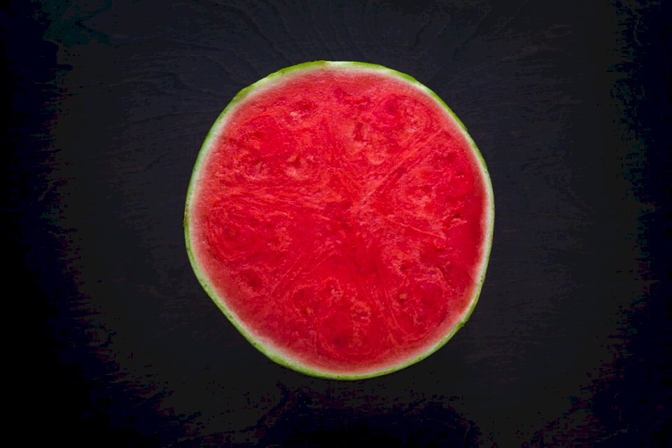 Heerlijke watermeloen op donker online puzzel