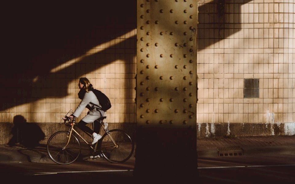 Κορίτσι ιππασία ένα ρετρό ποδήλατο παζλ online
