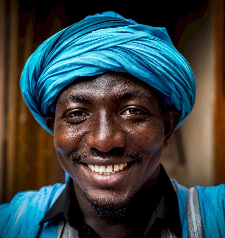 Hombre sonriendo en un turbante azul rompecabezas en línea