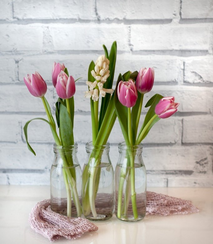 Růžové tulipány na stole skládačky online