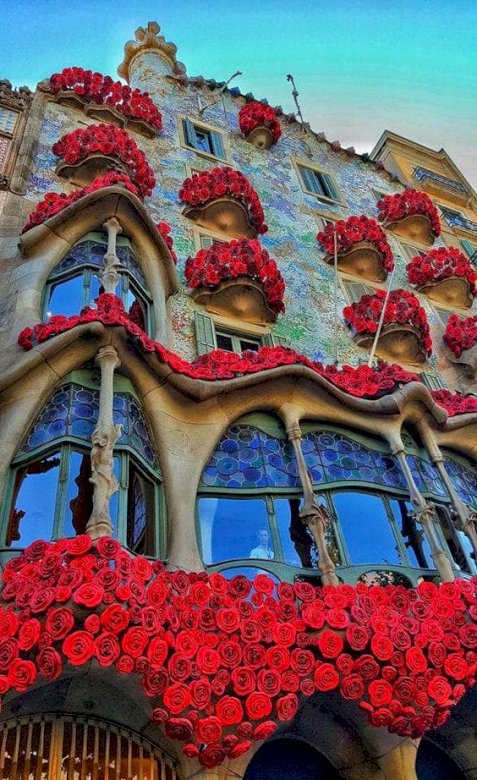 Необичайната жилищна къща Casa Batlló в Барселона онлайн пъзел