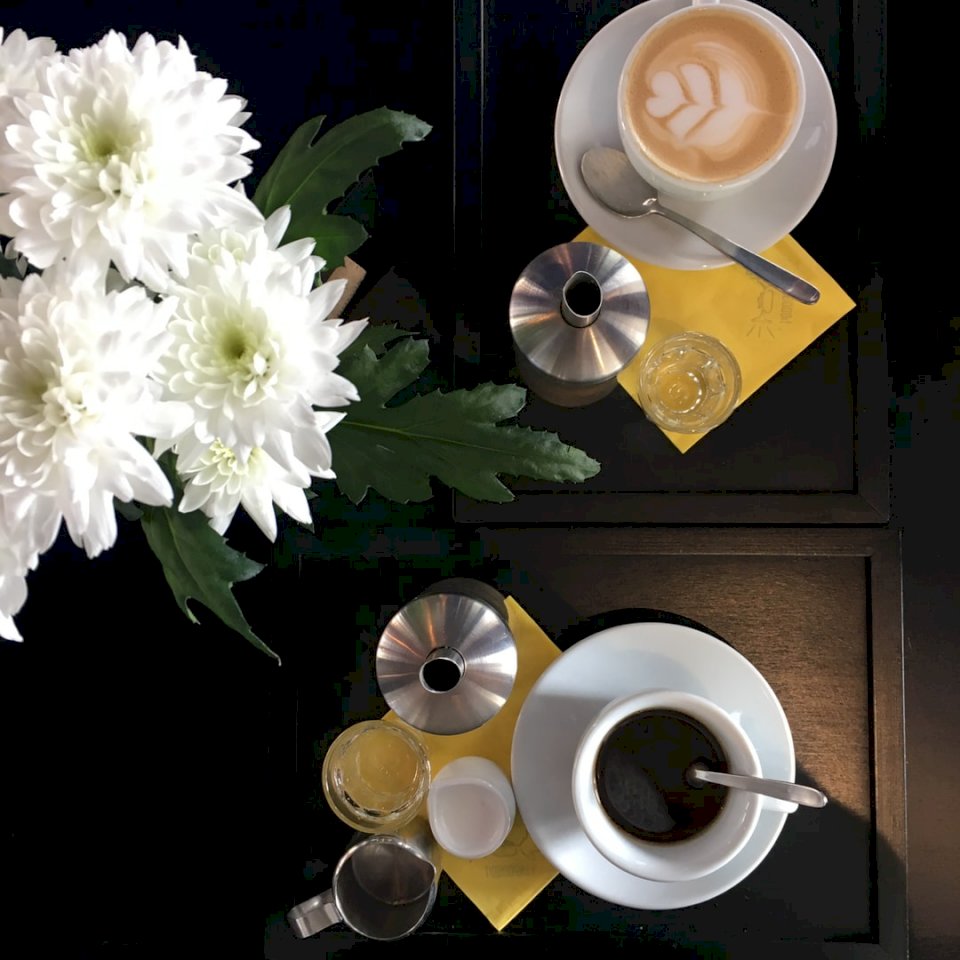 Koffie, bloemen, café. online puzzel