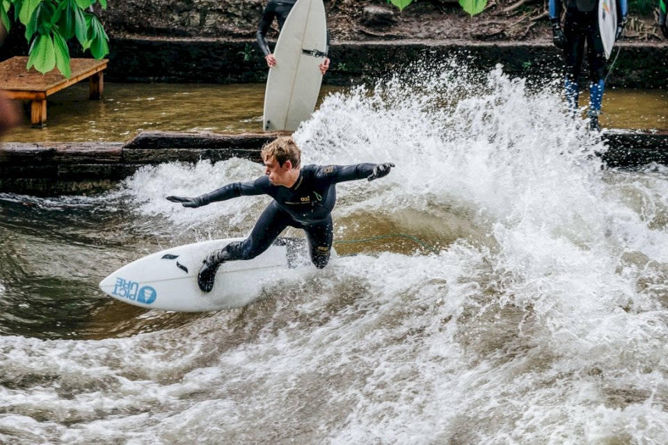 Surfista esculpe uma onda parada puzzle online