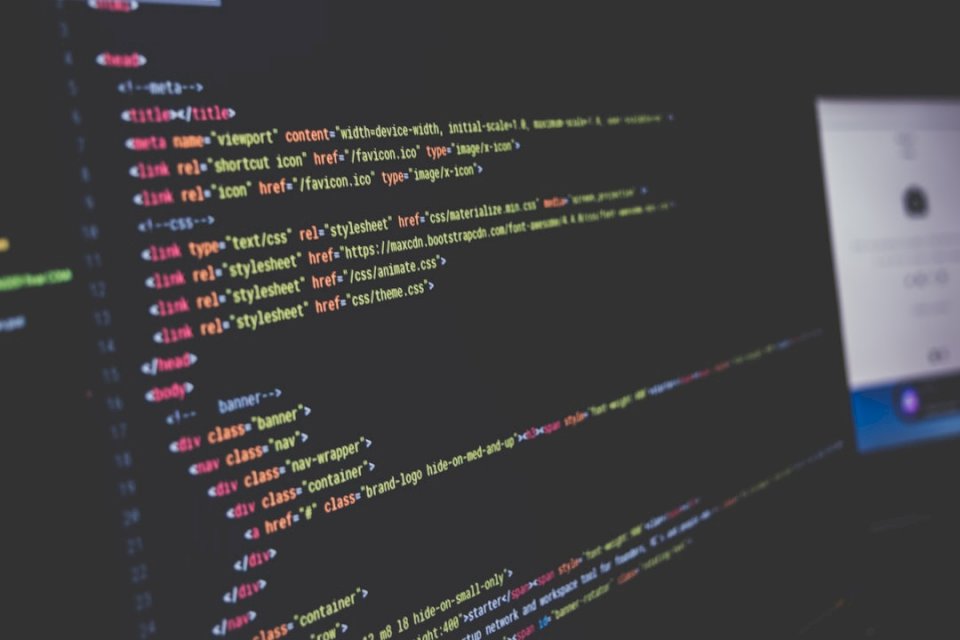CSS kód na obrazovce skládačky online