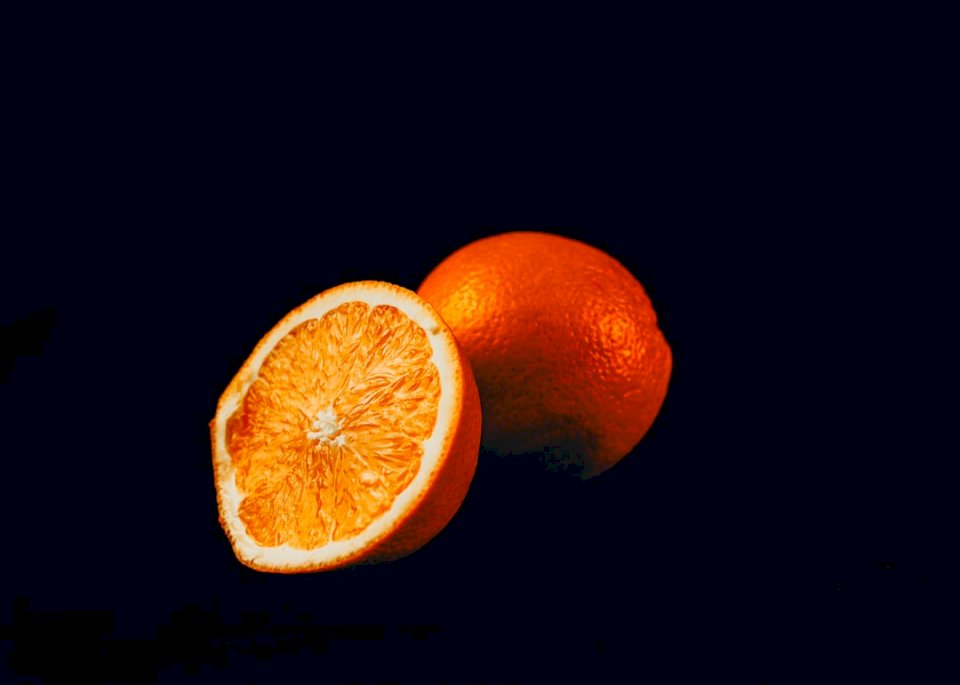 Naranja sobre fondo negro rompecabezas en línea