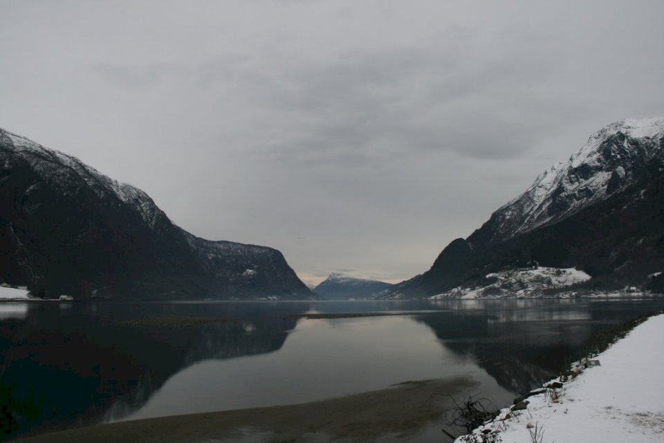 Stilles Wasser im Fjord Online-Puzzle