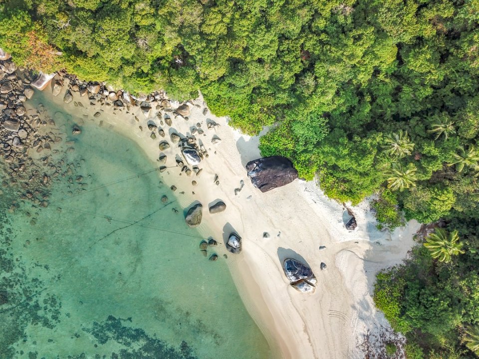 Praia particular na ilha de Adang puzzle online