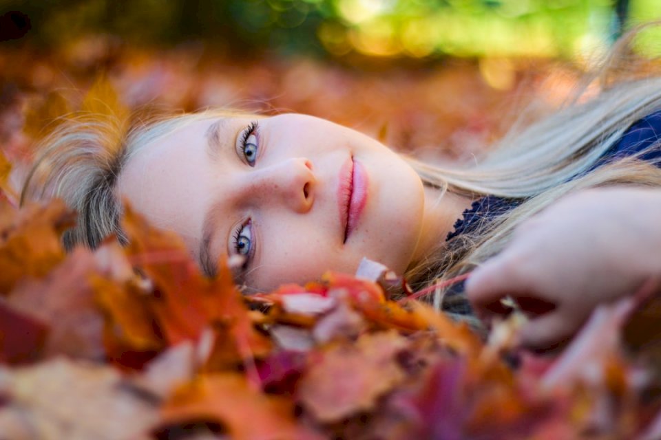 Жената лежи в есенни листа онлайн пъзел